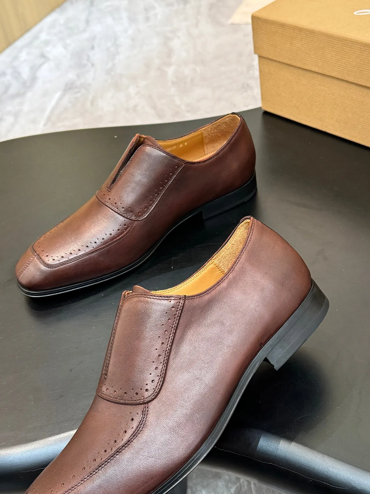 Batch 1080 yuan 💰CL～High-end men’s 👔casual loafers with red soles! ••🆑Genuine and top-quality goods from original orders ••✅💯 Purchase goods from top-quality original orders! Original imported patterned cowhide➕Imported cowhide lining➕Cowhide feet➕Original leather outsole~Size: 39-44 (38, 45.46.47 can be customized)